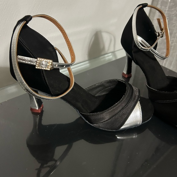 Elegant Black and Silver Heels - Picture 4 of 7